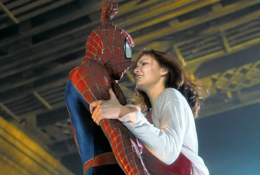 Kirsten Dunst en los brazos de Spider-Man, en la primera película. (IMDb)