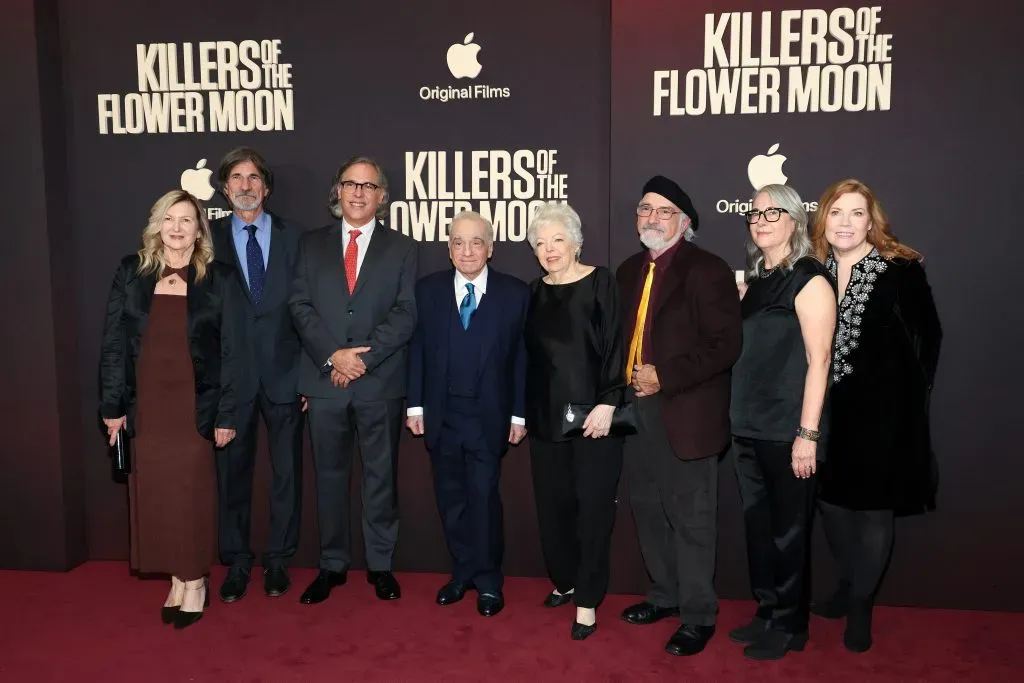 De izquierda a derecha: Jacqueline West, Jack Fisk, Rodrigo Prieto, Martin Scorsese, Thelma Schoonmaker, Mark Ulano, Ellen Lewis y Rene Hayes, asistiendo al estreno en Nueva York de Los Asesinos de la Luna, de Apple en el Alice Tully Hall del Lincoln Center, el 27 de septiembre de 2023 en Nueva York. Imagen: Getty Images.