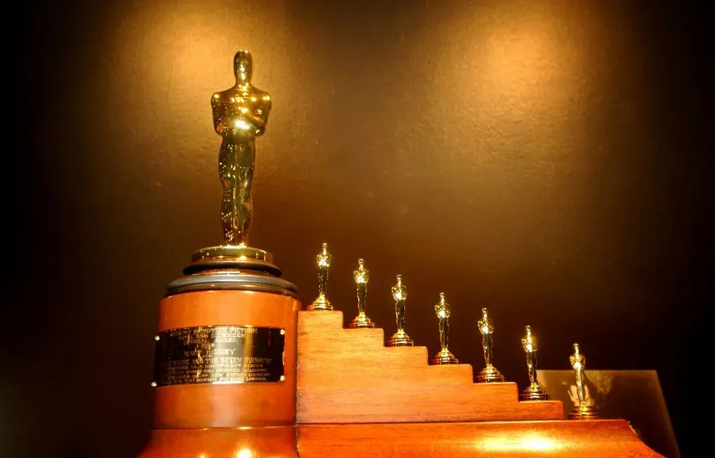 En la inauguración de la exposición And the Oscar Went To…, el 23 de enero de 2003 en Beverly Hills, California, se expone una estatuilla especial de los Oscar que se concedieron a Walt Disney en 1938 por Blancanieves y los siete enanitos, en la que aparece una figura del Oscar acompañada de siete figuras de oscar de menor tamaño. La exposición de la Academia de las Artes y las Ciencias Cinematográficas presenta 100 estatuillas de premios Oscar que se han entregado en los últimos 75 años. Imagen: Getty Images.