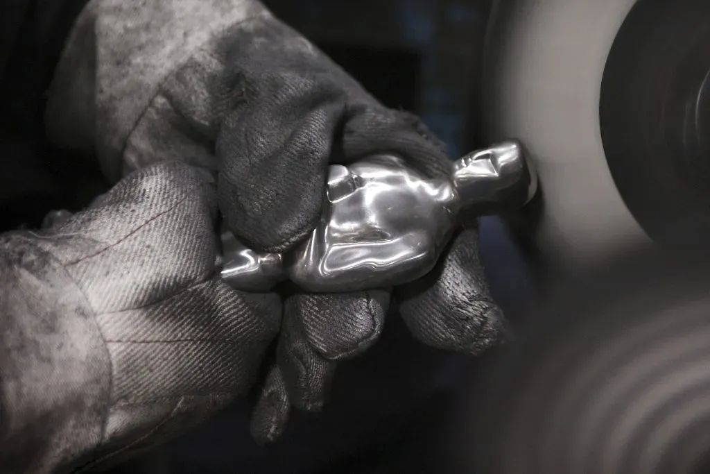 Abimael Sánchez pule una estatuilla de los Oscar en R.S. Owens & Company el 23 de enero de 2008 en Chicago, Illinois. R.S. Owens fabrica las estatuillas de los Oscar que la Academia de las Artes y las Ciencias Cinematográficas entrega anualmente en los Premios de la Academia. Imagen: Getty Images.