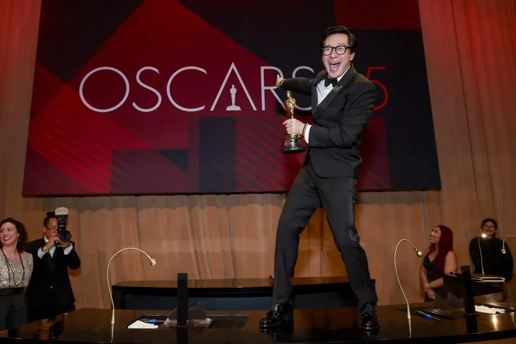 Ke Huy Quan posa junto a su Oscar como Mejor Actor de Reparto el cual, obtuvo en la ceremonia del 2023. Imagen: Getty Images.