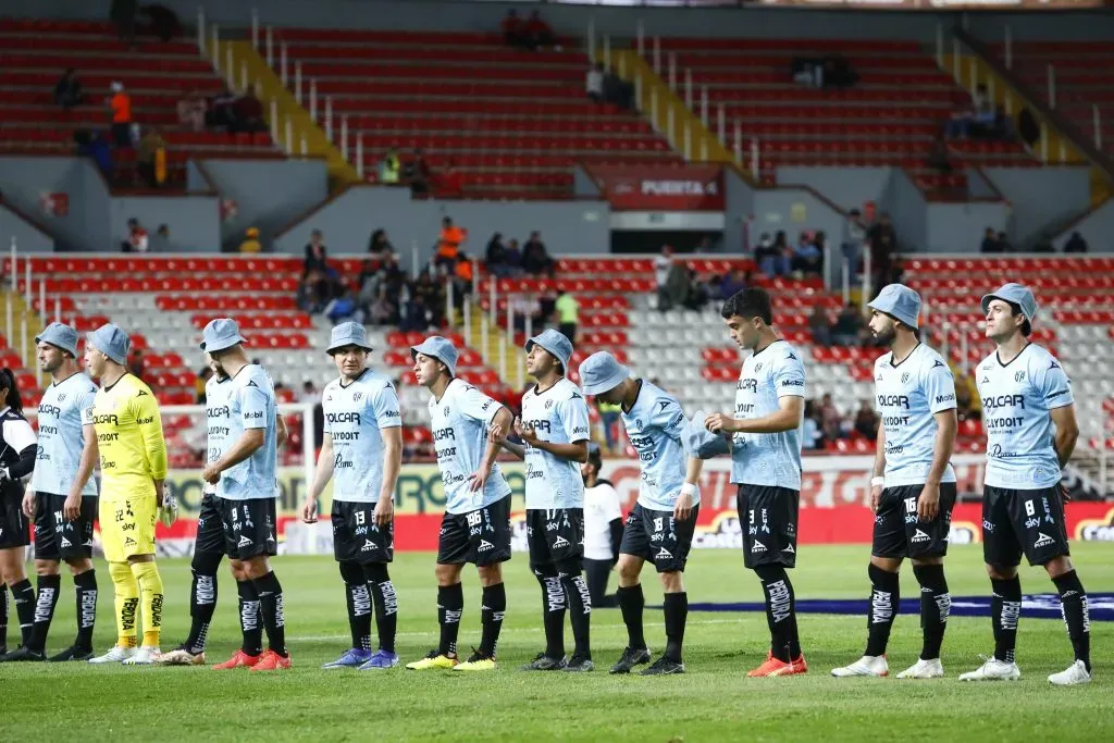 Jugadores del Necaxa posan con gorras azules en homenaje al personaje Don Ramón de El Chavo del 8, previo al partido de la primera jornada entre Necaxa y Atlético San Luis, como parte del Torneo Clausura 2023 de la Liga MX en el Estadio Victoria el 6 de enero de 2023, en Aguascalientes, México. Imagen: Getty Images.