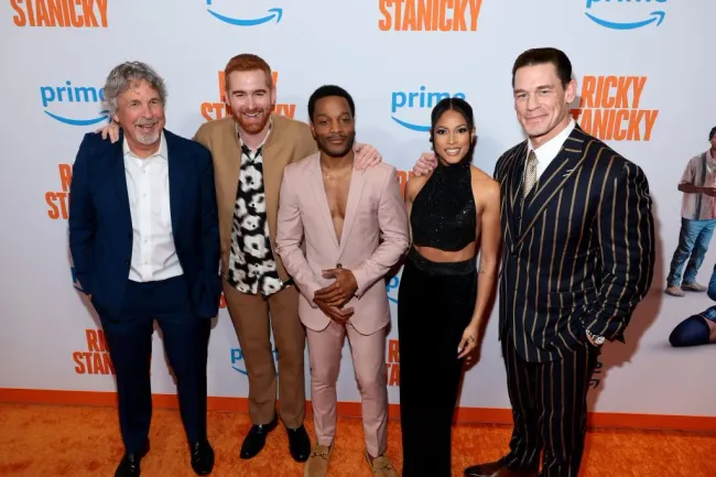 De izquierda a derecha: Peter Farrelly, Andrew Santino, Jermaine Fowler, Lex Scott Davis y John Cena asisten al estreno de Ricky Stanicky: El impostor, en Nueva York en el Regal E-Walk, el 05 de marzo 2024 en la ciudad de Nueva York. Imagen: Getty Images.