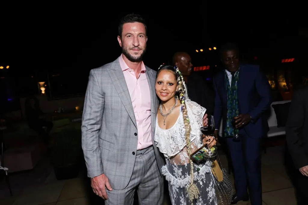 Pablo Schreiber y Olive Gray también asistieron a la After Party del estrenode la primera temporada de Halo. Imagen: Getty Images.