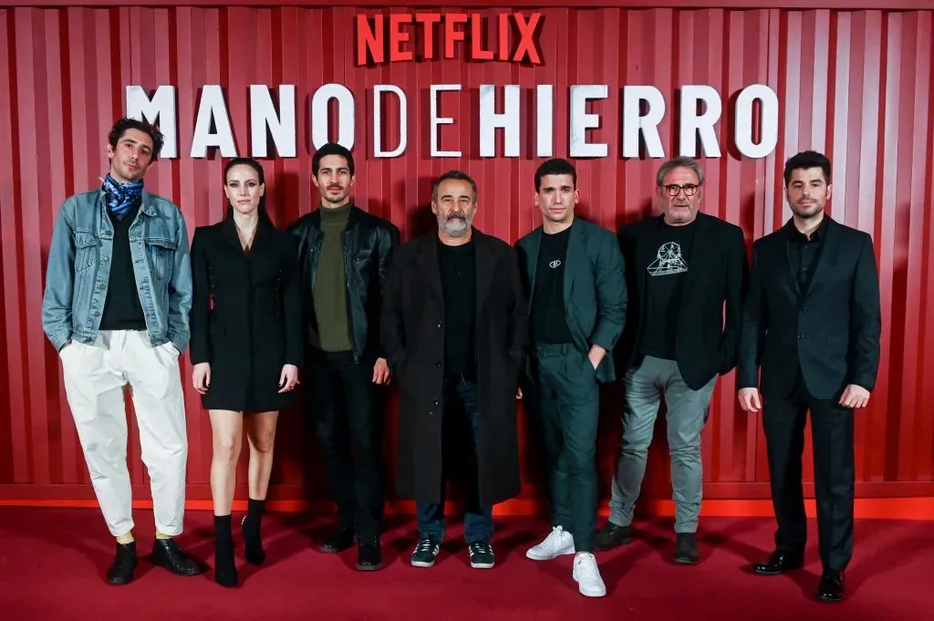 (De izquierda a derecha) Enric Auquer, Natalia de Molina, Chino Darín, Eduard Fernández, Jaime Lorente, Sergi López y Lluís Quílez, asisten a la presentación de Mano De Hierro en Cines Phenomena, el 06 de marzo de 2024 en Barcelona, España. Imagen: Getty Images.