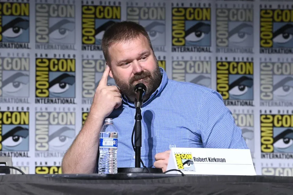 El productor ejecutivo y co-creador Robert Kirkman, asiste al panel de la segunda temporada de Invencible en la San Diego Comic Con, en el Centro de Convenciones de San Diego el 21 de julio de 2023 en San Diego, California. Imagen: Getty Images.