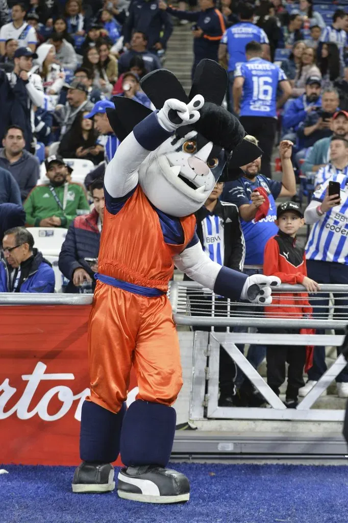 Monty, la mascota del Monterrey, hace un saludo de fusión vestido de Gokú en honor al creador de Dragon Ball, Akira Toriyama recientemente fallecido, durante el partido de la jornada 11 entre Monterrey y Mazatlán FC como parte del Torneo Clausura 2024, de la Liga MX en el Estadio BBVA el 10 de marzo de 2024, en Monterrey, México. Imagen: Getty Images.