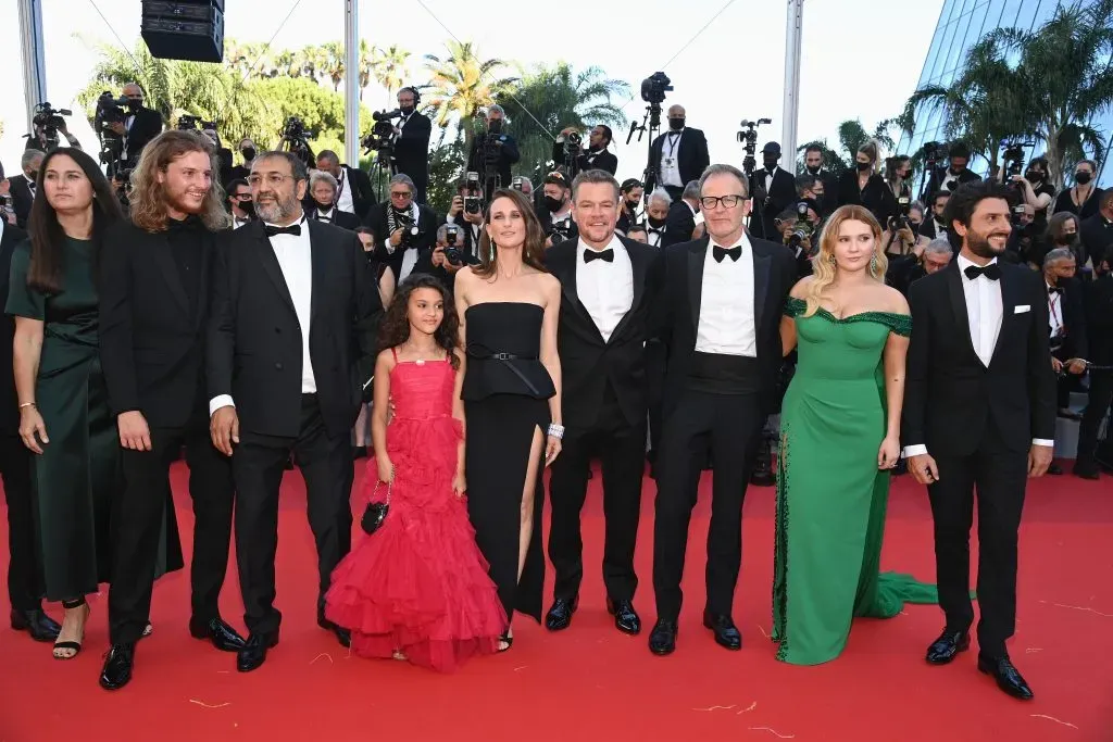 Idir Azougli, Moussa Maaskri, Lilou Siauvaud, Camille Cottin, Matt Damon, el director Tom McCarthy, Abigail Breslin y Gregory Di Meglio, asisten a la proyección de Cuestión de Sangre durante la edición 74 del Festival de Cine de Cannes, el 08 de julio de 2021 en Cannes, Francia. Imagen: Getty Images.