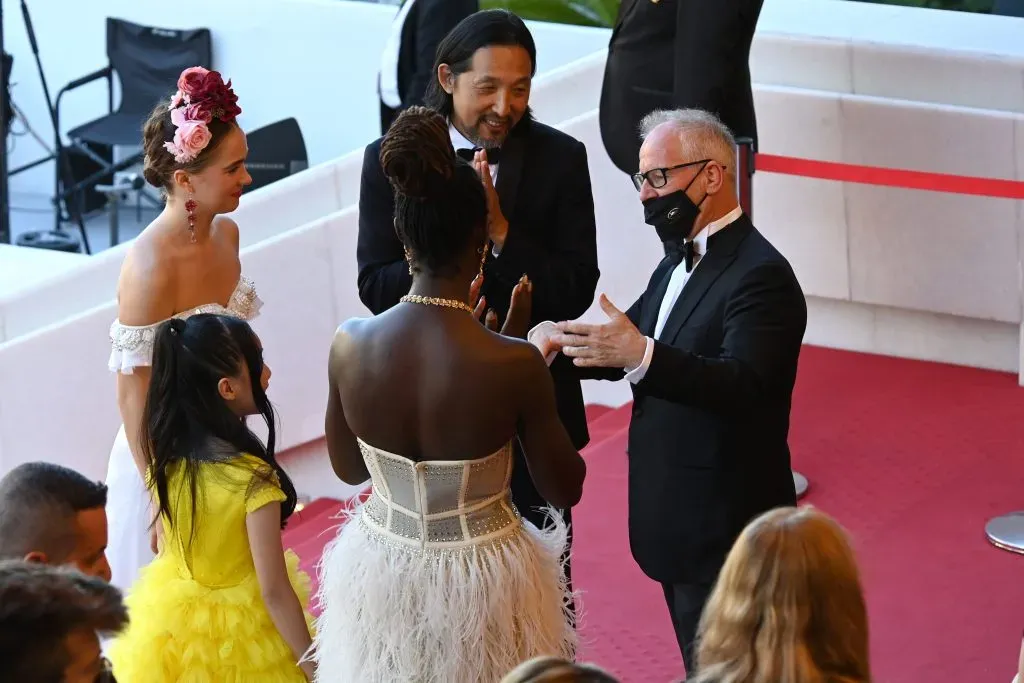 Jodie Turner-Smith, Malea Emma Tjandrawidjaja, Haley Lu Richardson, el director Kogonada y Thierry Fremaux atienden a la prensa en el estreno de la película. Imagen: Getty Images.