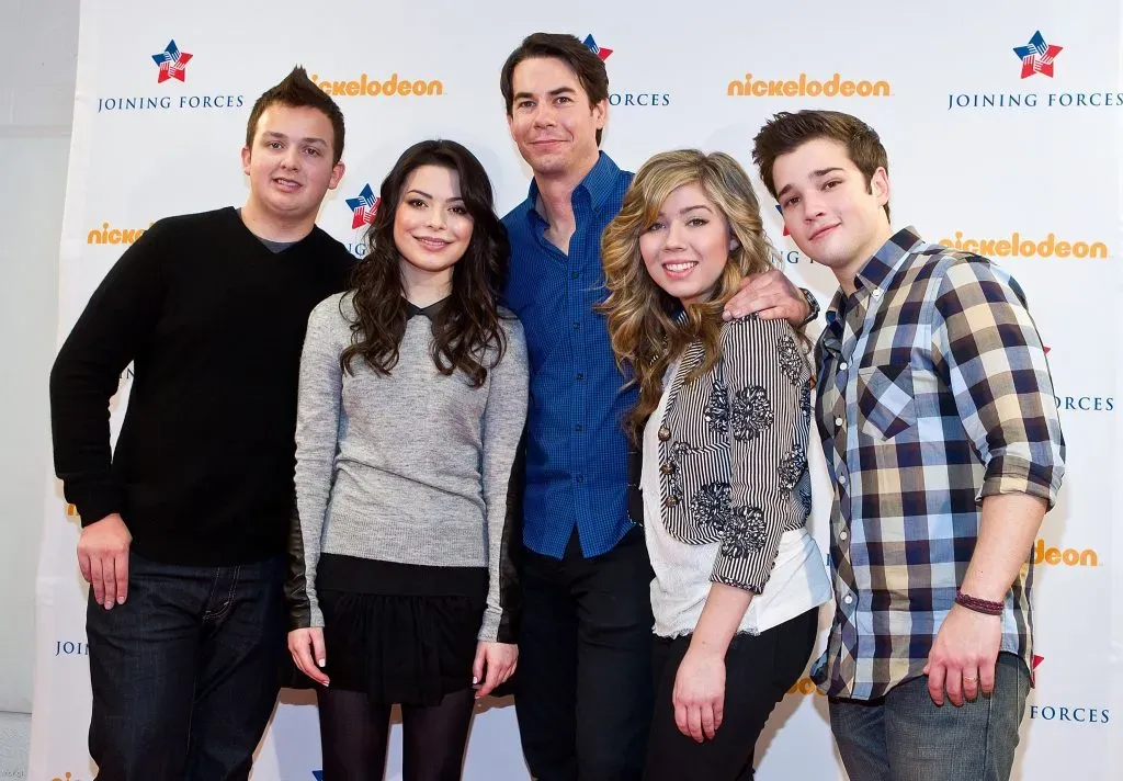 Los miembros del reparto de iCarly Noah Munck, Miranda Cosgrove, Jerry Trainor, Jeanette McCurdy y Nathan Kress, posan para una foto entre bastidores en una proyección especial para familias de militares de iCarly: iMeet The First Lady, de Nickelodeon en Hayfield Secondary School, el 13 de enero de 2012 en Alexandria, Virginia. Imagen: Getty Images.