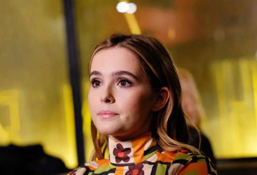 Zoey Deutch interpreta a Samantha en esta película en la que, deberá tomar decisiones severas para poder escapar de un bucle infinito. Imagen: Getty Images.