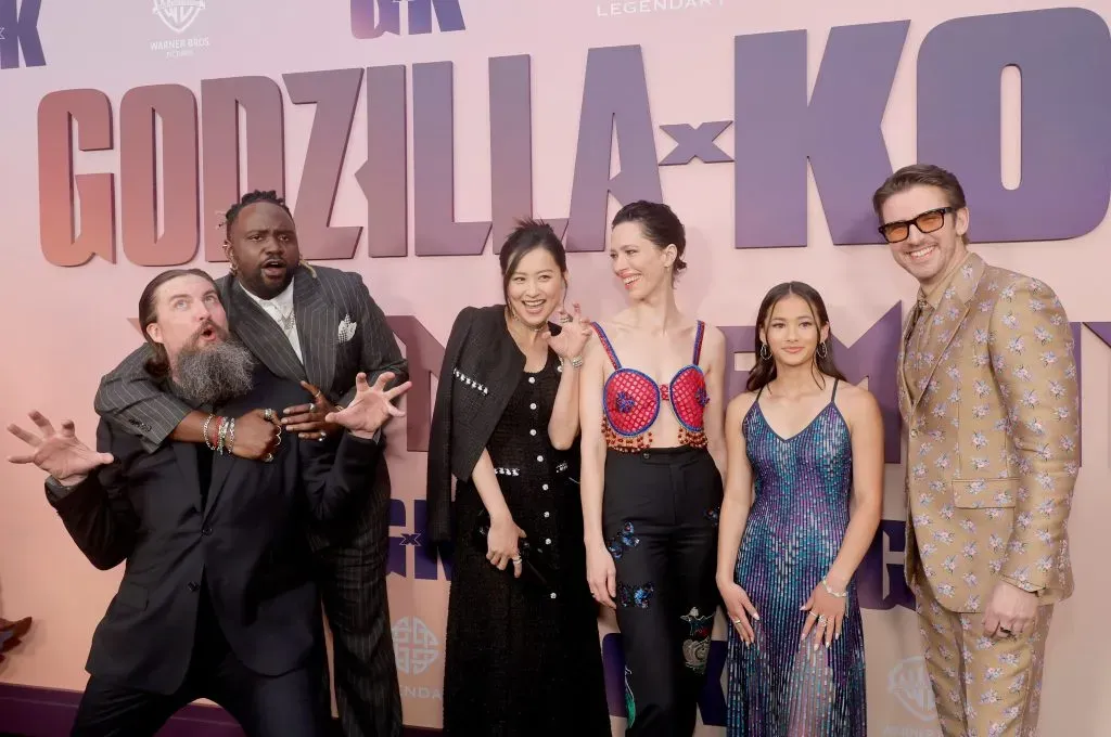 Adam Wingard, Brian Tyree Henry, Fala Chen, Rebecca Hall, Kaylee Hottle y Dan Stevens asisten al estreno mundial de Warner Bros. y Legendary Pictures de Godzilla y Kong: el nuevo imperio en el Teatro Chino TCL el 25 de marzo de 2024 en Hollywood, California. Imagen: Getty Images.