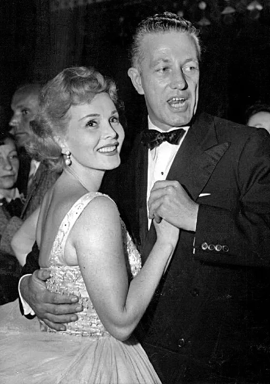 La actriz Zsa Zsa Gabor baila con el director Nicholas Ray. Imagen: Creative Commons.