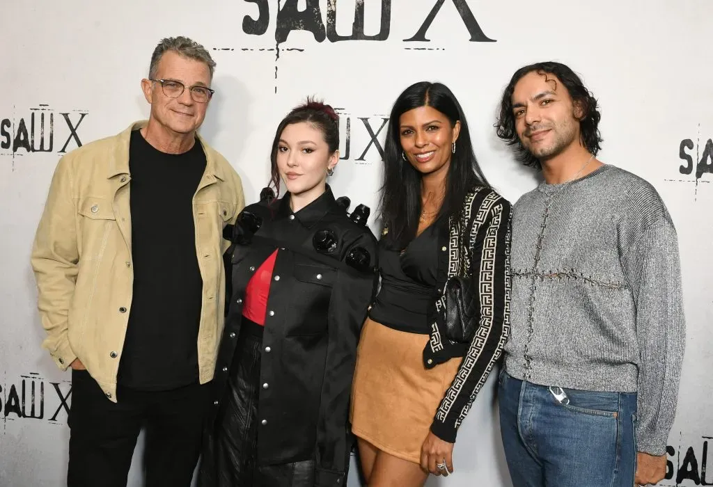 Mark Burg, Taylor Felt, Shainaz Burg y Erik Jon asisten a la proyección especial de Saw X en Los Ángeles el 28 de septiembre de 2023 en Los Ángeles, California. Imagen: Getty Images.
