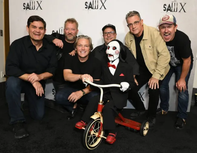 De izquierda a derecha: Jason Constantine, Charlie Clouser, Oren Koules, Mark Burg, Anthony Stabley y Josh Stolberg asisten a la proyección especial de Saw X en Los Ángeles el 28 de septiembre de 2023 en Los Ángeles, California. Imagen: Getty Images.