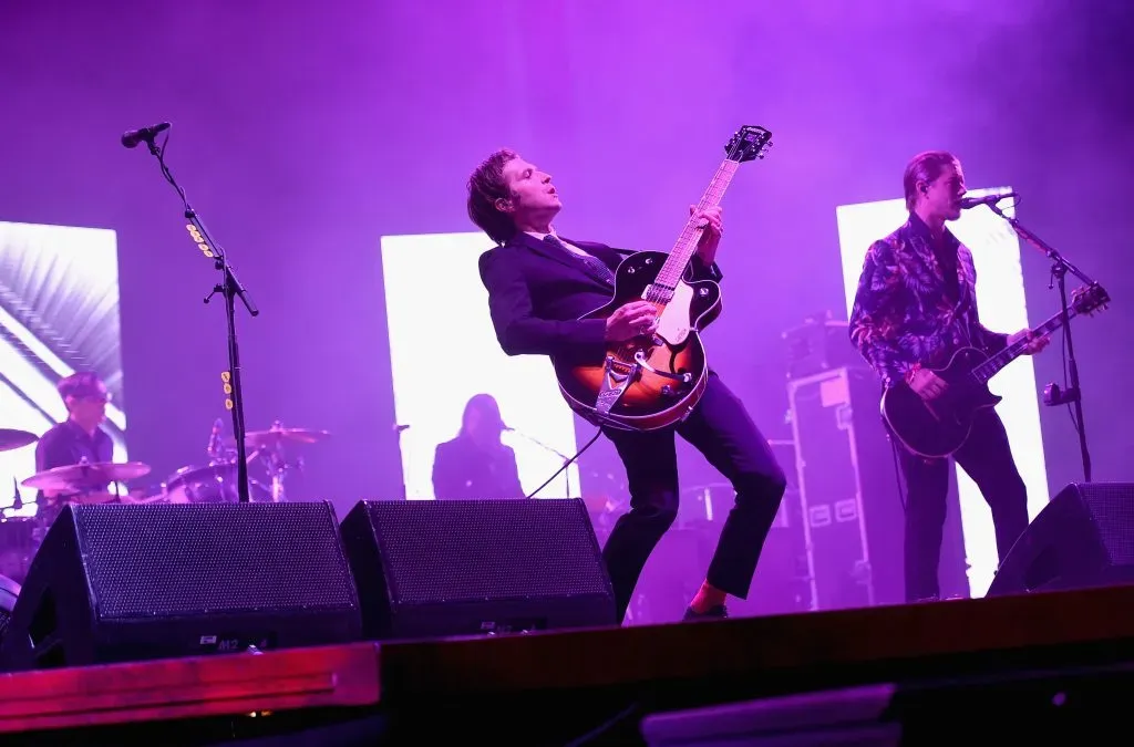 Daniel Kessler (izquierda) y Paul Banks de Interpol actúan en el escenario durante el día 1 del festival Coachella, en el Empire Polo Club el 10 de abril de 2015 en Indio, California. Imagen: Getty Images.