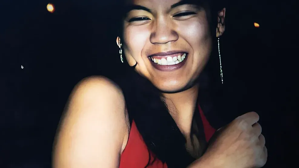 El medio también hace énfasis en la sospechosa apariencia de la dentadura de Jennifer, así como en su mejilla izquierda en esta foto, en donde hay un hundimiento poco natural. Imagen: PetaPixel.