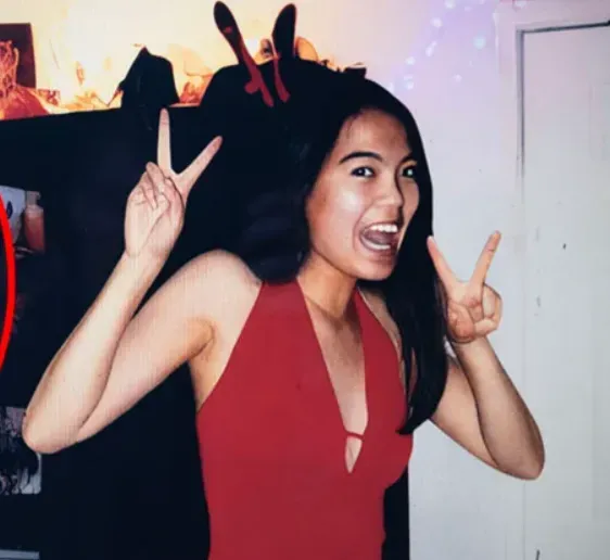 Si miras fijamente esta imagen del documental, ¿notas algo extraño en sus manos? Imagen: PetaPixel.