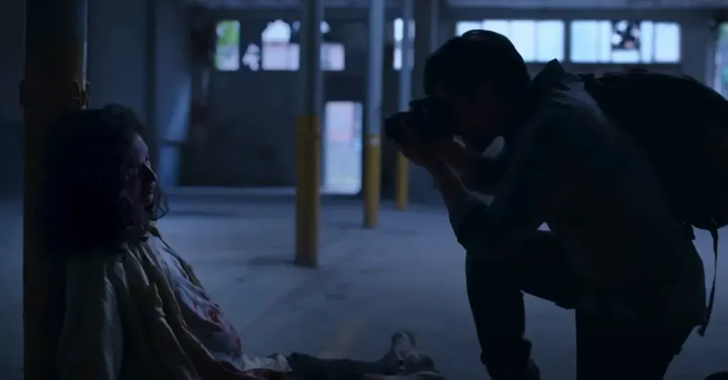 Al igual que Metinides, la lente de Santiago de nutre de la tragedia, en la película Desaparecer por completo. Imagen: @filmselectespanol6692.