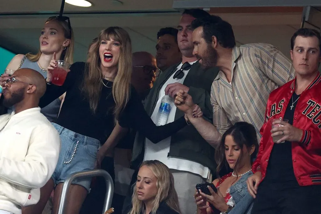 Taylor Swift y Ryan Reynolds en un partido de fútbol americano en Nueva Jersey. (Getty Images)