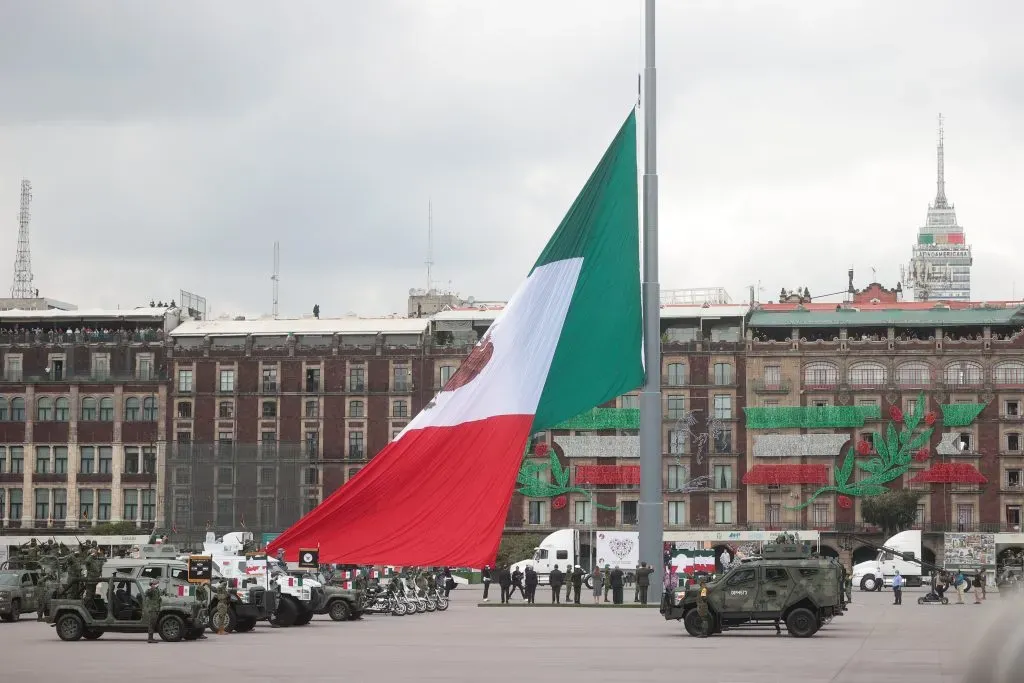 La bandera monumental tiene un horario para estar izada y que debe cumplirse por ley, algo que no ocurrió en el concierto de Interpol.