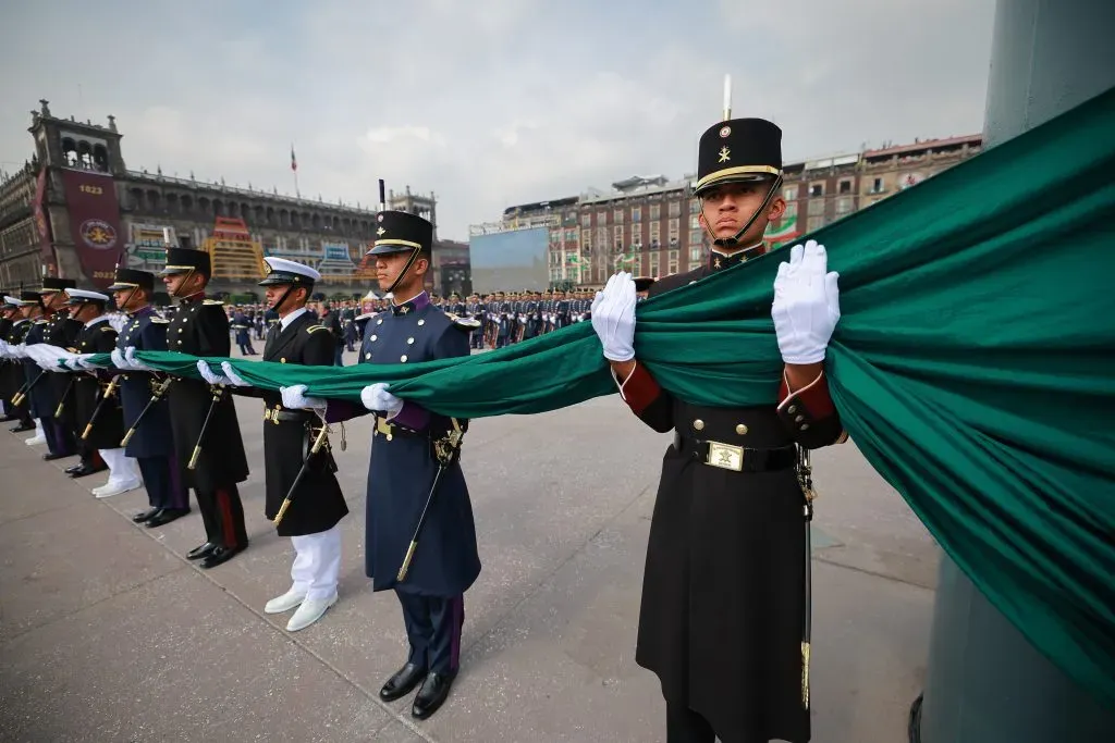Imagen del momento en el que se arría la bandera en el Zócalo de la Ciudad de México. Imagen: Getty Images.