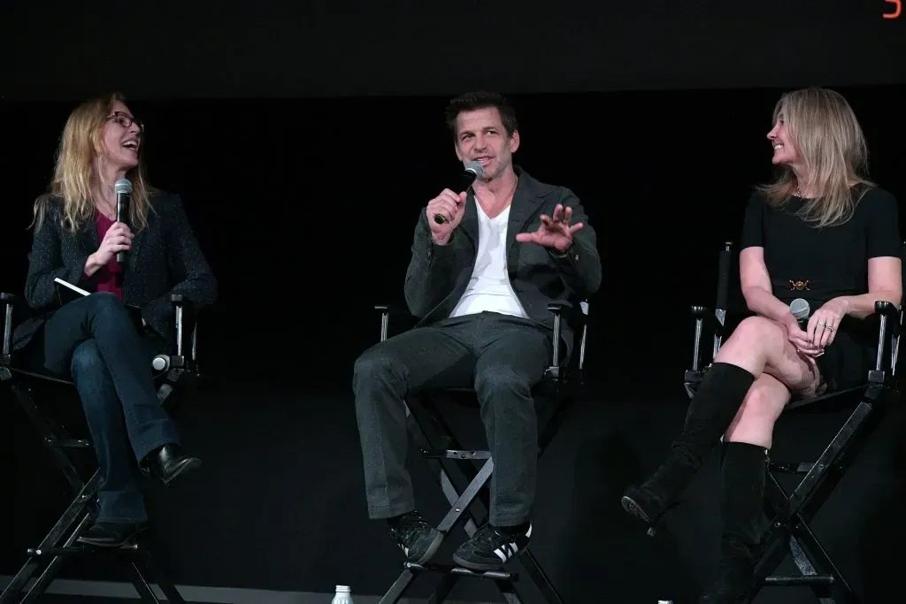 Kara Werner, Zack Snyder, y Deborah Snyder, platican sobre Rebel Moon 2 en una función exclusiva para la prensa, en abril de este 2024. Imagen: Getty Images.