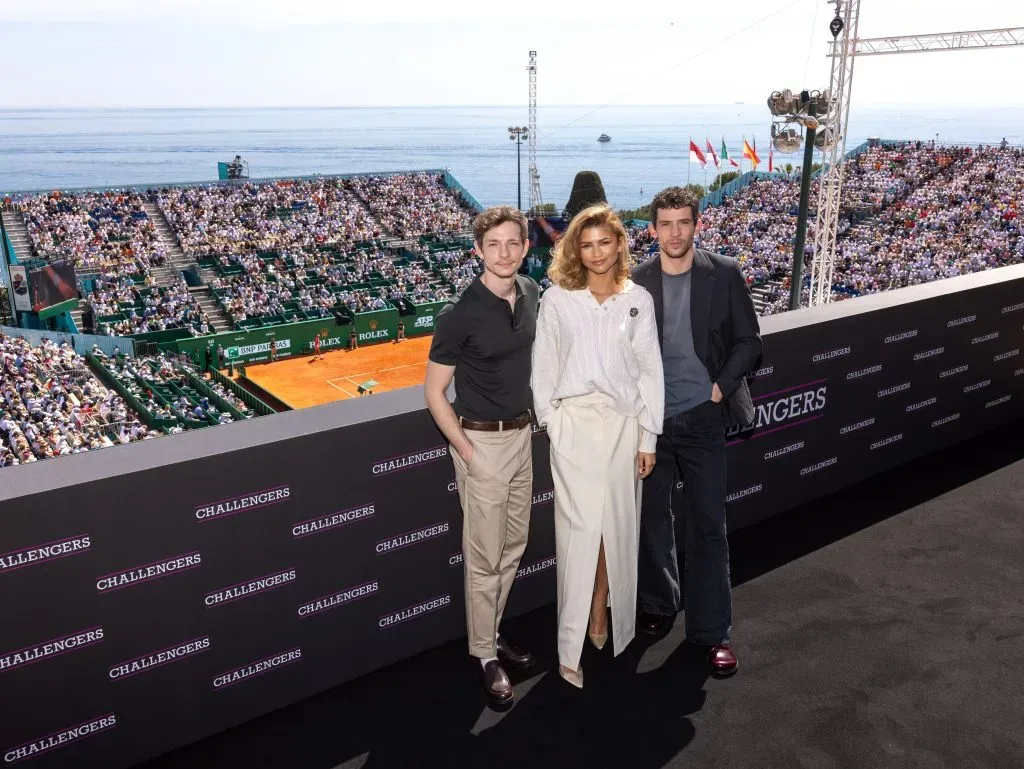 Mike Faist, Zendaya y Josh O’Connor son fotografiados durante el photocall de Desafiantes, en el Rolex Monte-Carlo Masters el 13 de abril de 2024 en Mónaco, Mónaco. La película se estrenará en los cines de todo el mundo el 25 de abril de 2024. Imagen: Getty Images.