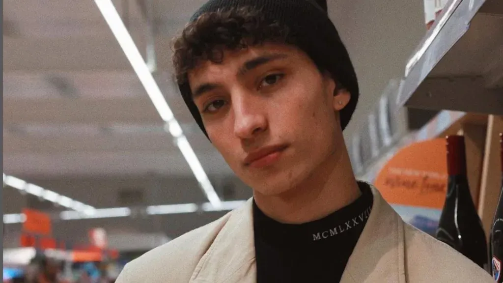 ¿Quién es Jayden Revri, “Charles” en ‘Los detectives difuntos’ de ¿Quién es Jayden Revri, “Charles” en ‘Los detectives difuntos’ de