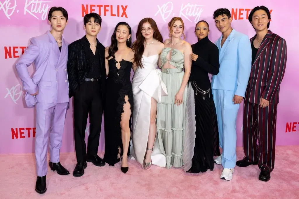 Sang Heon Lee, Minyeong Choi, Gia Kim, Anna Cathcart, Jocelyn Shelfo, Regan Aliyah, Anthony Keyvan y Peter Thurnwald, asisten a la proyección especial de Los Ángeles de Besos, Kitty. Imagen: Getty Images.