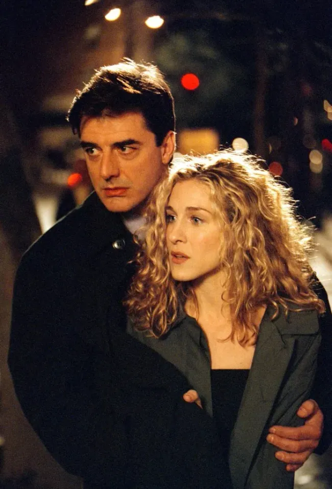 Los actores Sarah Jessica Parker, como Carrie Bradshaw, y Chris Noth, John James Preston o Mr. Big, en el plató de Sex and the city. Imagen: Getty Images.