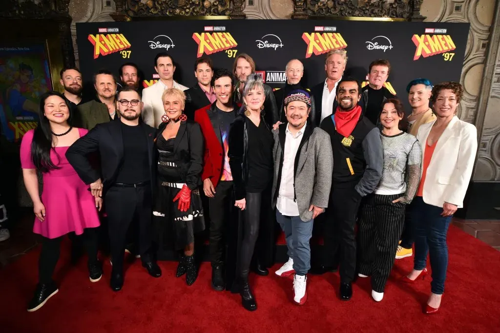 De izquierda a derecha, el elenco de las voces en inglés de la serie: Holly Chou, Ross Marquand, Andrew Grush, Jake Castorena, Matthew Waterson, Taylor Newton, Lenore Zann, A. J. LoCascio, Gui Agustini, Adrian Hough, Jennifer Hale, Chris Britton, Eric Bauza, Chris Potter, Isaac Robinson Smith, Cal Dodd, Alyson Court, JP Karliak y Dana Vasquez-Eberhardt, asisten al evento de lanzamiento de X-Men ’97 en el teatro El Capitán en Hollywood, California, el 13 de marzo de 2024. Imagen: Getty Images.
