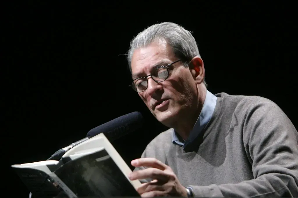 El exitoso autor Paul Auster da una conferencia sobre su nuevo libro El hombre en la oscuridad, en Kampnagel el 30 de septiembre de 2008 en Hamburgo, Alemania. Imagen: Getty Images.