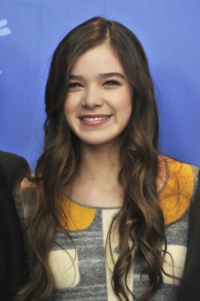 Hailee Steinfeld tuvo el complicado reto de ser coesttrella de Jeff Bridges y Josh Brolin en Temple de Acero. Imagen: Getty Images.