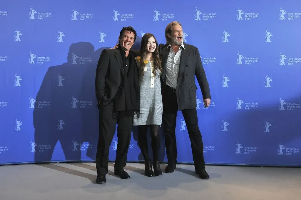Los actores Josh Brolin, Hailee Steinfeld y Jeff Bridges asisten a la sesión de fotos de Temple de Acero, durante la jornada inaugural del 61º Festival Internacional de Cine de Berlín en el Grand Hyatt el 10 de febrero de 2011 en Berlín, Alemania. Imagen: Getty Images.