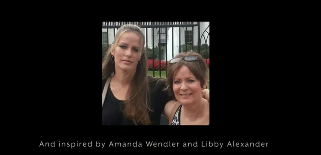 Las verdaderas Amanda y Libby aparecen en el final de esta película en una imagen en la que se les agradece por haber compartido su vivencia. Imagen: Netflix.