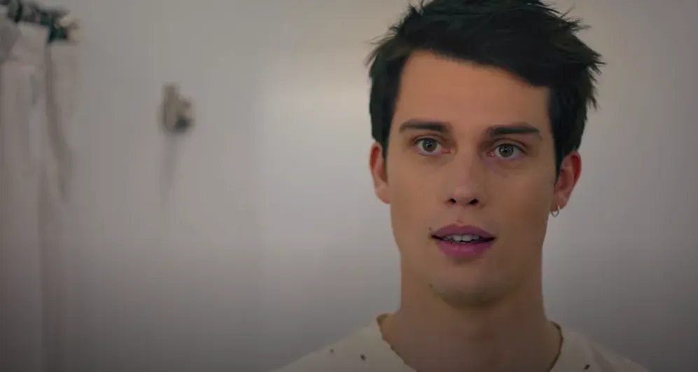 En el desenlace del libro, Hayes simplemente respeta el deseo de Solène y deja de buscarla. Imagen: @PrimeVideoMX.