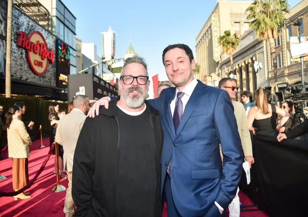 Josh Friedman (guionista) y Wes Ball director) asisten al estreno de El Planeta de los Simios: Nuevo Reino, en el Teatro Chino TCL de Hollywood, California, el 2 de mayo de 2024. Imagen: Getty Images.