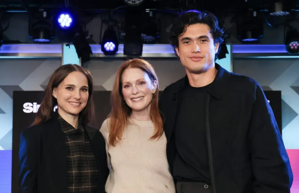Natalie Portman, Julianne Moore y Charles Melton asisten al SiriusXM’s Town Hall, con el reparto de May December, en los estudios SiriusXM el 09 de enero de 2024 en Los Ángeles, California. Imagen: Getty Images.