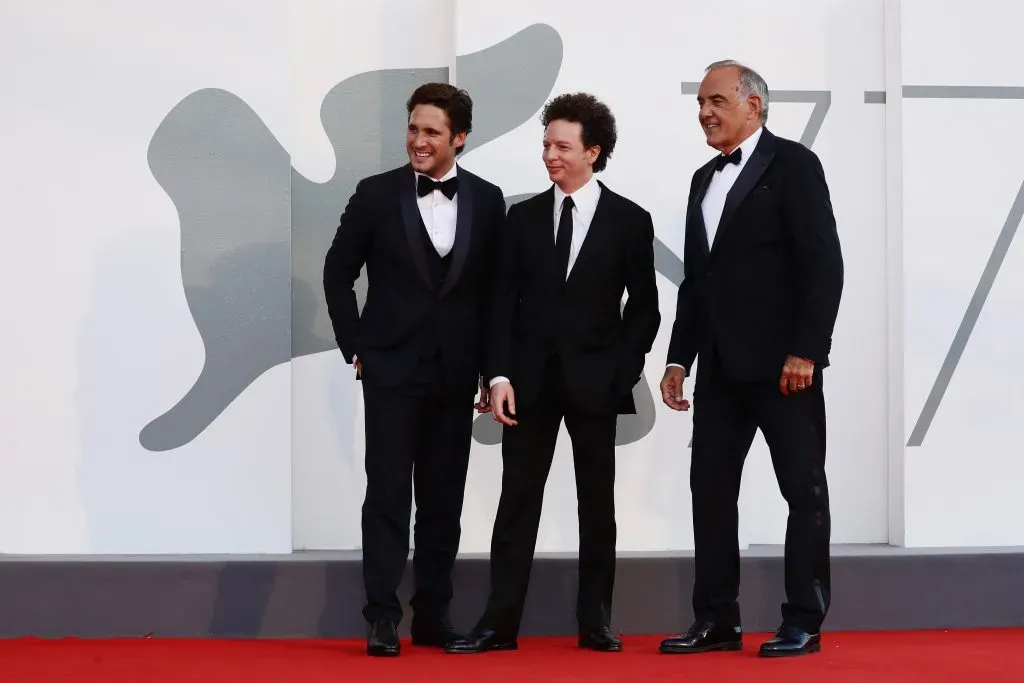 Diego Boneta, Michel Franco y el director de la 77 Mostra Internazionale d’Arte Cinematografica, Alberto Barbera caminan por la alfombra roja, luego de la presentación de Nuevo Orden en Venecia. Imagen: Getty Images.