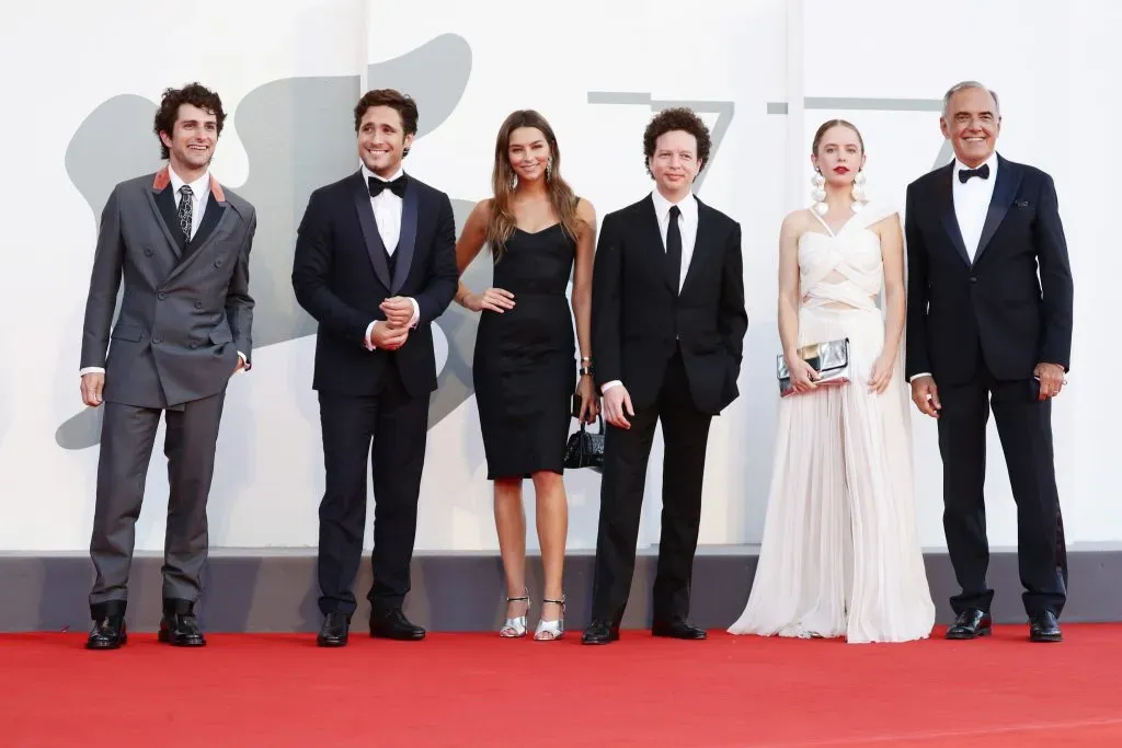 Dario Yazbek Bernal, Diego Boneta, Juana Arias, el director Michel Franco, Naian González Norvind y el director de la 77 Mostra Internazionale d’Arte Cinematografica, Alberto Barbera, caminan por la alfombra roja antes de la ceremonia de clausura del 77 Festival de Cine de Venecia el 12 de septiembre de 2020 en Venecia, Italia. Imagen: Getty Images.