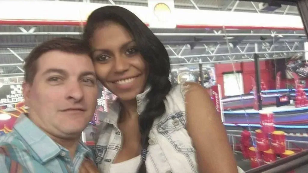 César Román y Heidi Paz (Foto: Netflix)