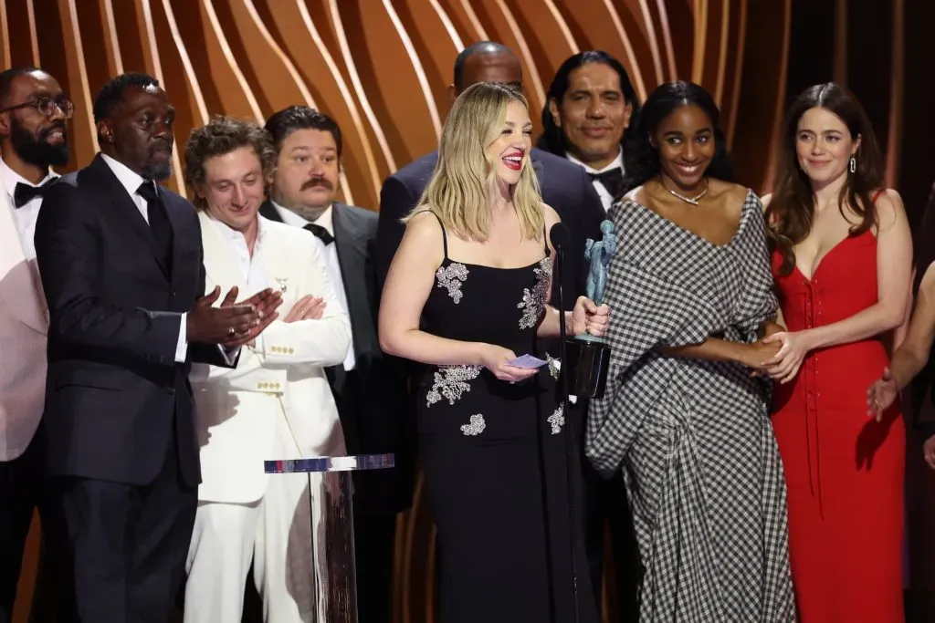 Corey Hendrix, Edwin Lee Gibson, Jeremy Allen White, Matty Matheson, L-Boy, Abby Elliott, Ayo Edebiri, y Molly Gordon de The Bear, aceptan el premio a la Mejor Interpretación de Conjunto en una Serie de Comedia, en el escenario durante la 30ª edición de los Screen Actors Guild Awards, en el Shrine Auditorium and Expo Hall el 24 de febrero de 2024 en Los Ángeles, California. Imagen: Getty Images.