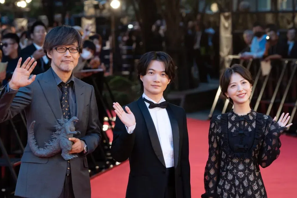 El director Takashi Yamazaki, los actores Ryunosuke Kamiki y Minami Hamabe de la película Godzilla Minus One asisten a la alfombra roja de la noche de apertura del 36º Festival Internacional de Cine de Tokio (TIFF), el 23 de octubre de 2023 en Tokio, Japón. Imagen: Getty Images.