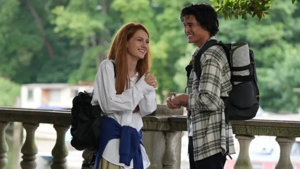 Emily Carey y Liam Woodrum en ‘Geek Girl’ en Netflix