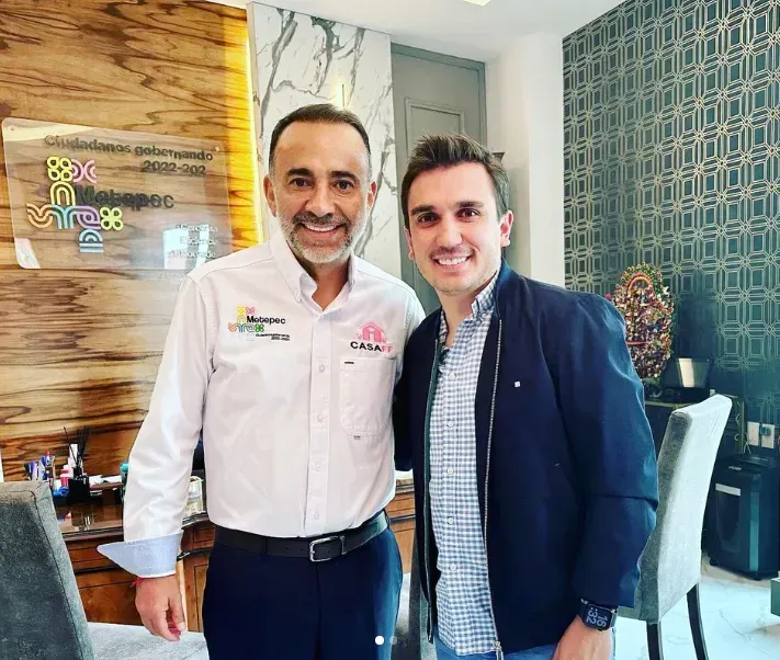 En la imagen, el alcalde electo de Metepec, Fernando Flores Fernández, junto al actor y ahora regidor, Miguel Pérez Saint. Imagen: @jmigueperez.