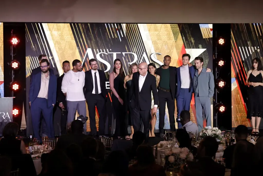 El reparto y el equipo de The Boys, incluyendo a Antony Starr, John Koyama, Laz Alonso, Eric Kripke, Claudia Doumit, Jessie Usher, Jack Quaid y Chace Crawford, aceptan el premio a la Mejor Serie de Streaming de Drama, en el escenario durante los 2024 Astra TV Awards, en el Millennium Biltmore Hotel Los Angeles el 08 de enero 2024 en Los Angeles, California. Imagen: Getty Images.