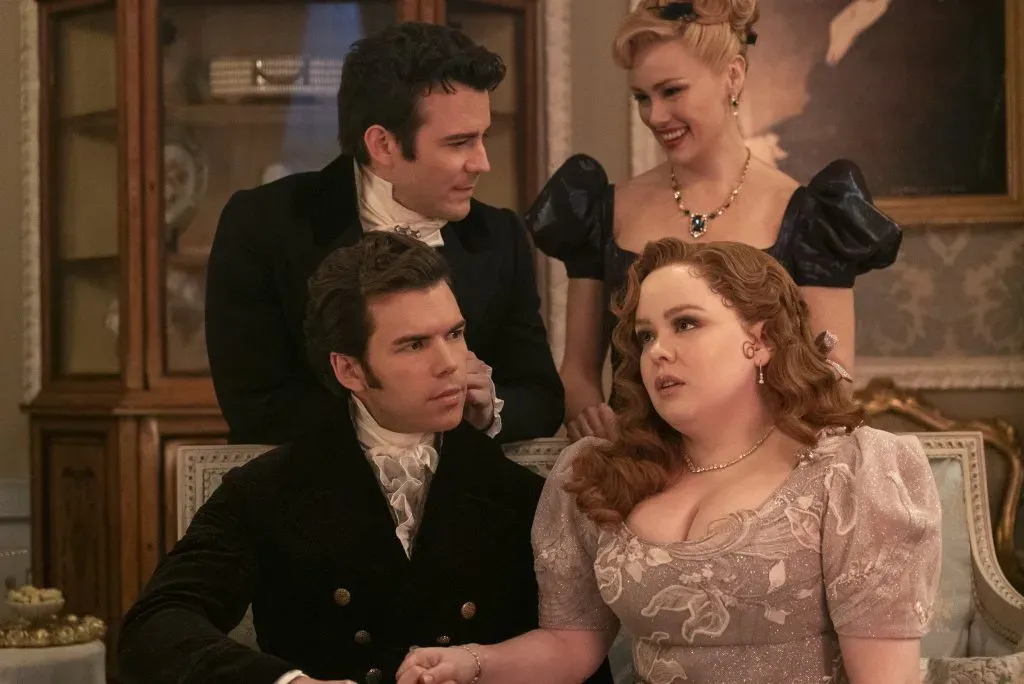 Colin y Penelope soprenden a todo mundo con el anuncio de su compromiso. Imagen: Netflix.