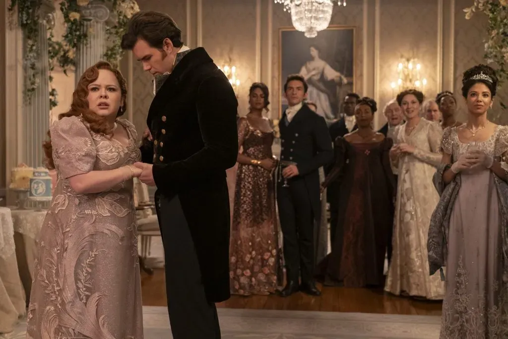 Nicola Coughlan como Penelope Featherington, Simone Ashley como Kate Sharma, Jonathan Bailey como Anthony Bridgerton, Victor Alli como John Stirling, Adjoa Andoh como Lady Agatha Danbury, y Ruth Gemmell como Lady Violet Bridgerton en la temporada 3 de Bridgerton. Imagen: Netflix.