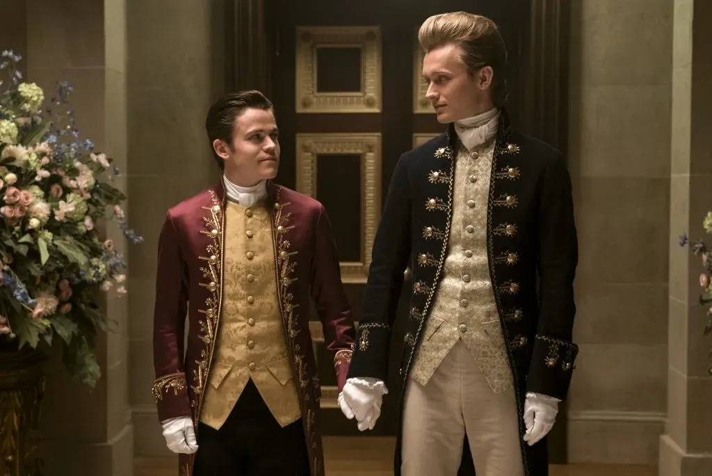 Sam Clemmett como el joven Brimsley y Freddie Dennis como Reynolds hicieron trizas nuestro corazón con su romance. Imagen: Netflix.